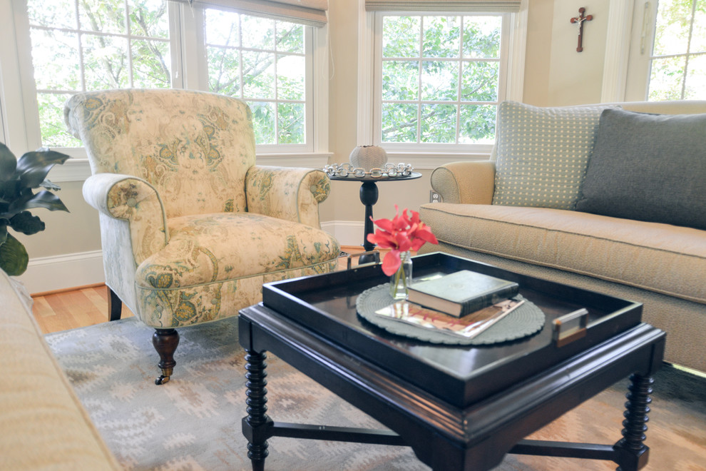 Diseño de sala de estar clásica de tamaño medio con paredes beige y suelo de madera en tonos medios
