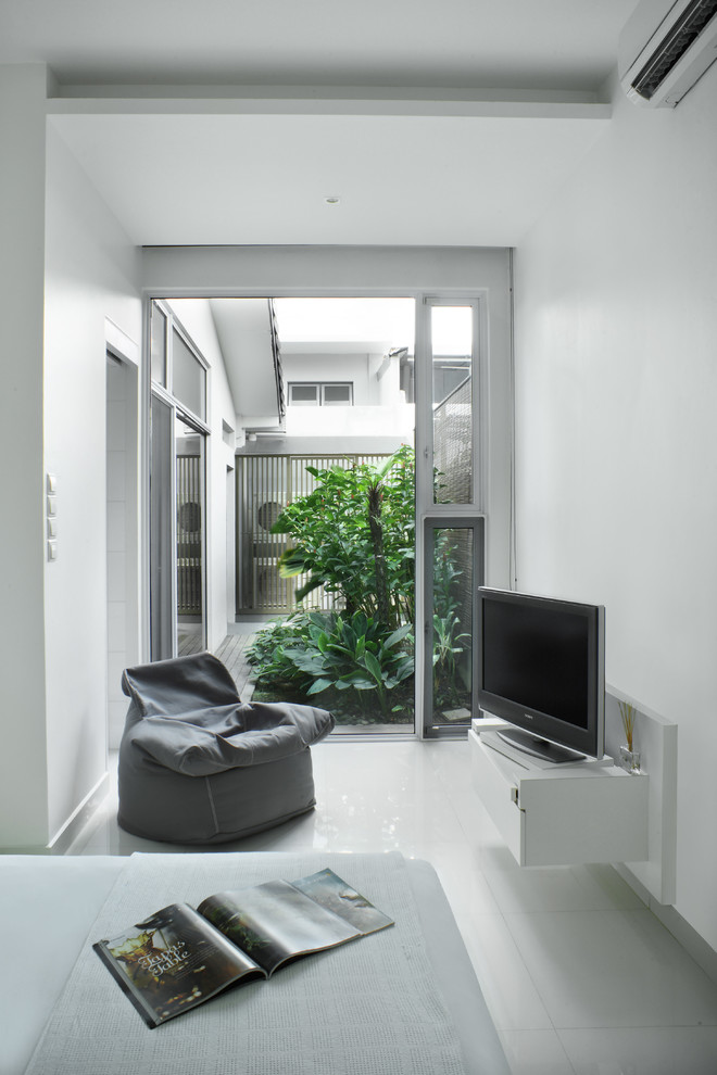 Пример оригинального дизайна: гостиная комната среднего размера в стиле модернизм с белыми стенами и полом из керамогранита