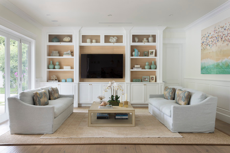 Großes, Abgetrenntes Maritimes Wohnzimmer ohne Kamin mit weißer Wandfarbe, braunem Holzboden, TV-Wand und braunem Boden in Los Angeles