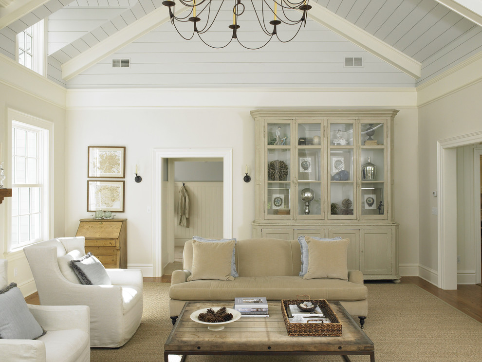 Пример оригинального дизайна: гостиная комната в классическом стиле с бежевыми стенами, светлым паркетным полом и ковром на полу