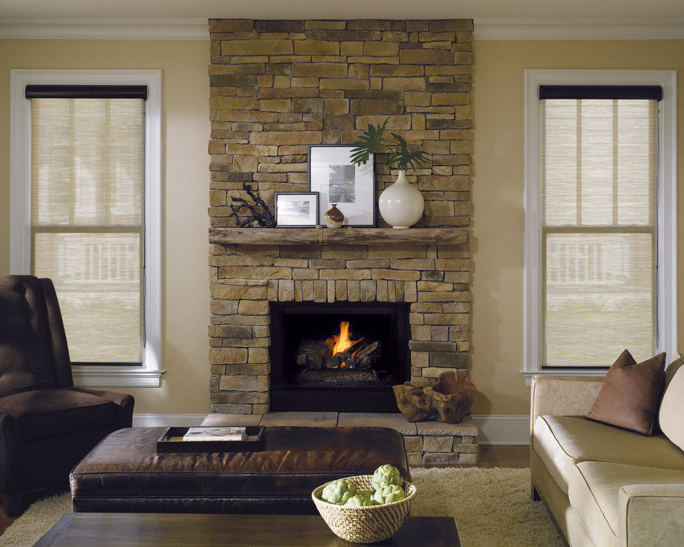 デンバーにあるお手頃価格の中くらいなトラディショナルスタイルのおしゃれなファミリールーム (ベージュの壁、標準型暖炉、石材の暖炉まわり) の写真