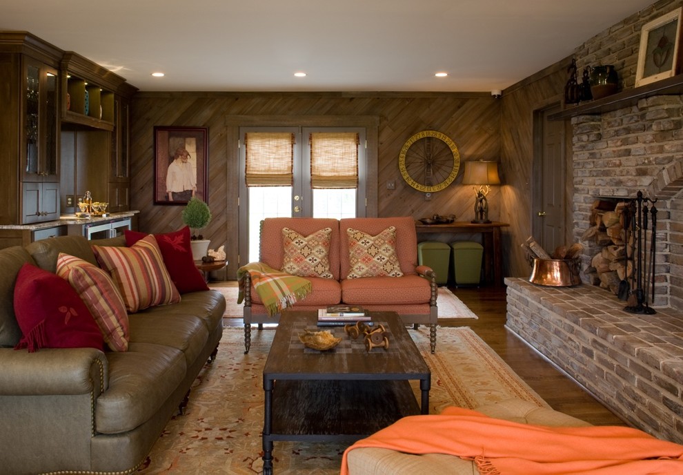 Источник вдохновения для домашнего уюта: гостиная комната в классическом стиле с коричневыми стенами, паркетным полом среднего тона, стандартным камином и фасадом камина из кирпича