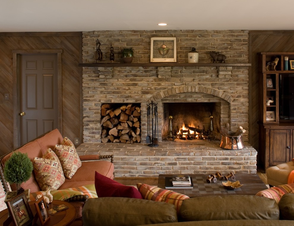 Inspiration pour une salle de séjour traditionnelle avec un mur marron, une cheminée standard et un manteau de cheminée en brique.