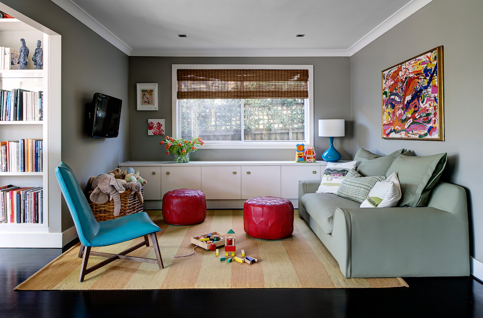 Ejemplo de sala de estar contemporánea con paredes beige, suelo de madera oscura y televisor colgado en la pared