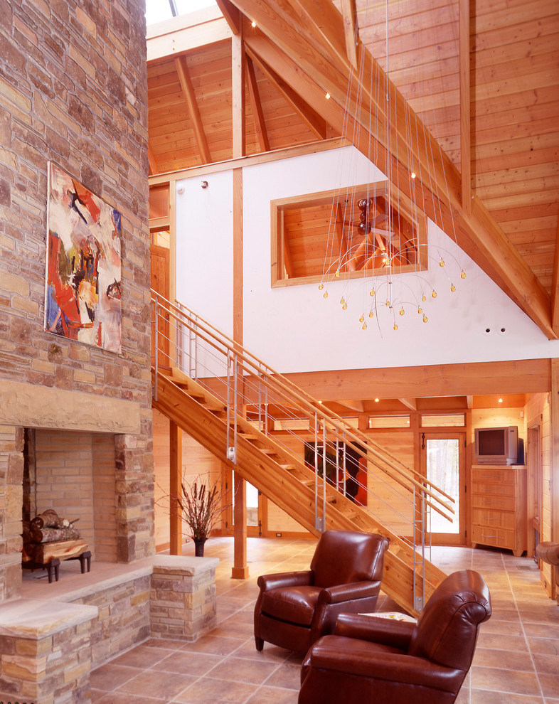 Ejemplo de sala de estar tipo loft rural con paredes blancas, todas las chimeneas y marco de chimenea de piedra