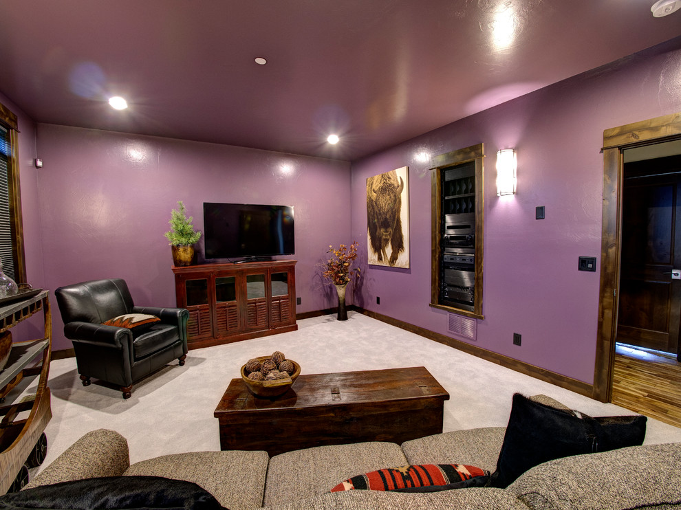 Diseño de sala de estar con rincón musical cerrada rural de tamaño medio sin chimenea con paredes púrpuras, moqueta y televisor independiente