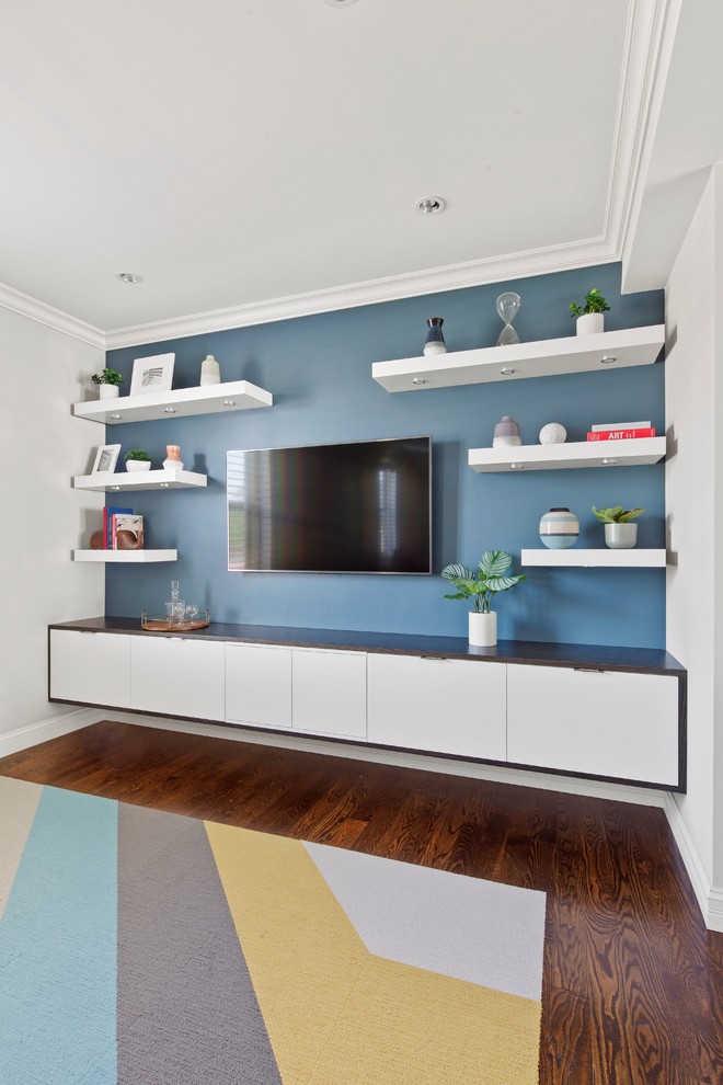 Ispirazione per un piccolo soggiorno minimalista aperto con pareti blu, pavimento in legno massello medio, TV a parete e pavimento marrone