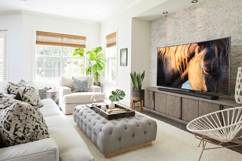 Foto di un soggiorno stile marinaro aperto con pareti bianche, parquet scuro, nessun camino, TV autoportante e tappeto