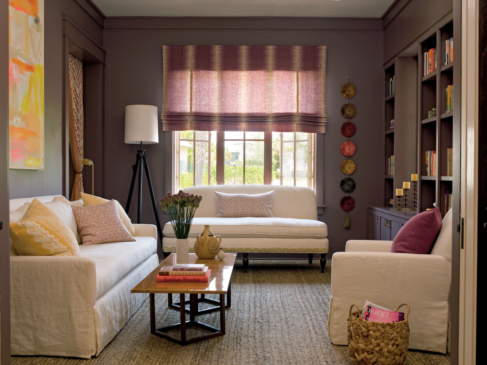 Идея дизайна: гостиная комната в морском стиле с серыми стенами, с книжными шкафами и полками и ковром на полу