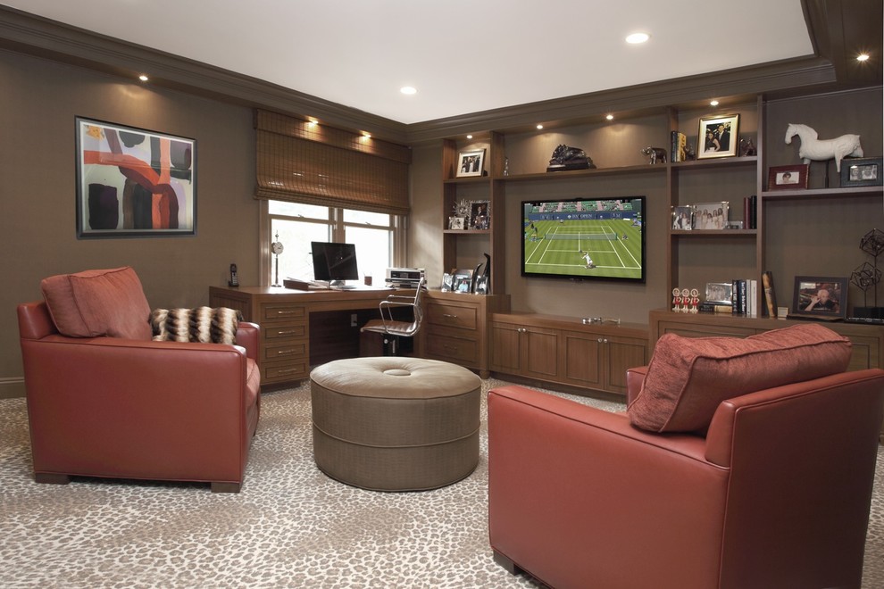На фото: изолированная гостиная комната в современном стиле с коричневыми стенами, ковровым покрытием и телевизором на стене с