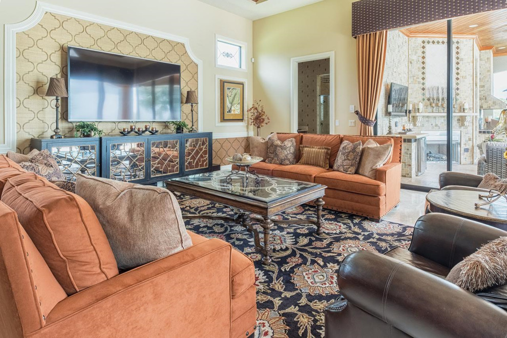 Imagen de sala de estar cerrada mediterránea de tamaño medio con paredes beige, suelo de baldosas de porcelana, televisor colgado en la pared y suelo beige