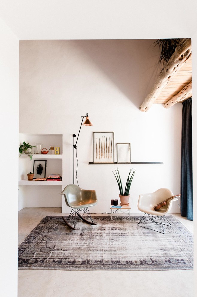 Стильный дизайн: открытая гостиная комната среднего размера в средиземноморском стиле с белыми стенами и бетонным полом без камина - последний тренд