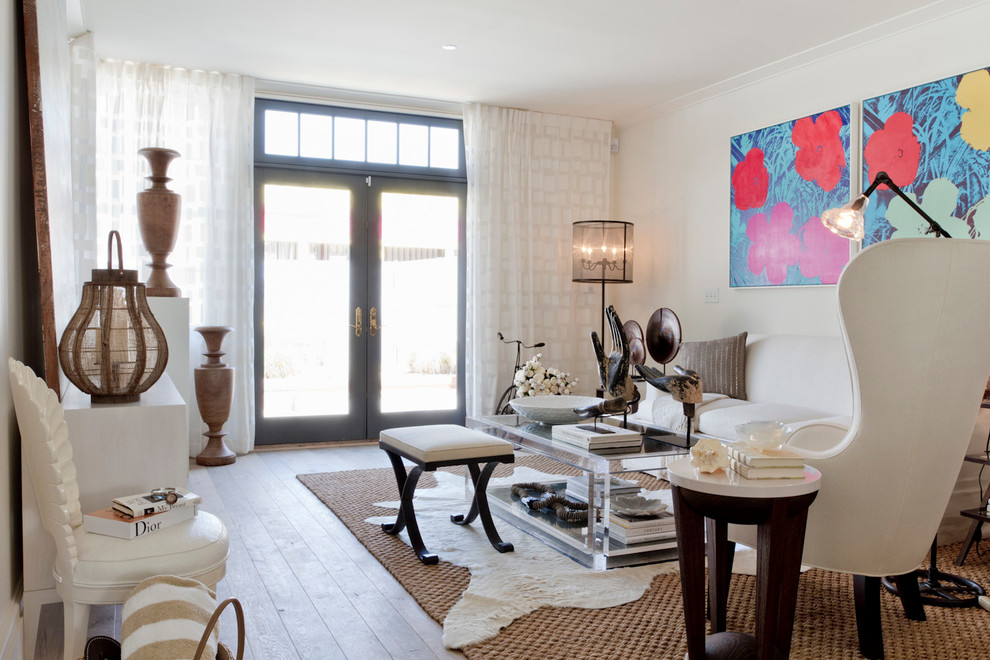 Diseño de sala de estar contemporánea con paredes blancas y suelo de madera en tonos medios