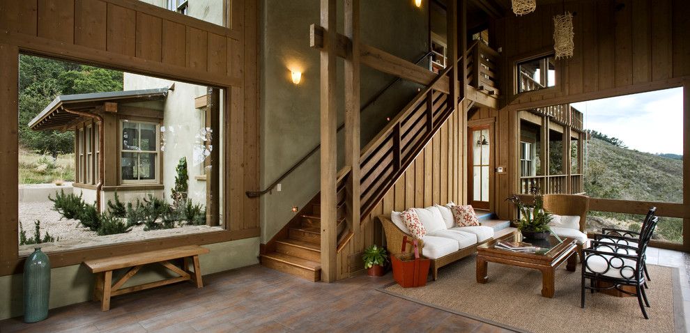 Großes, Offenes Modernes Wohnzimmer ohne Kamin mit braunem Holzboden und grüner Wandfarbe in San Francisco
