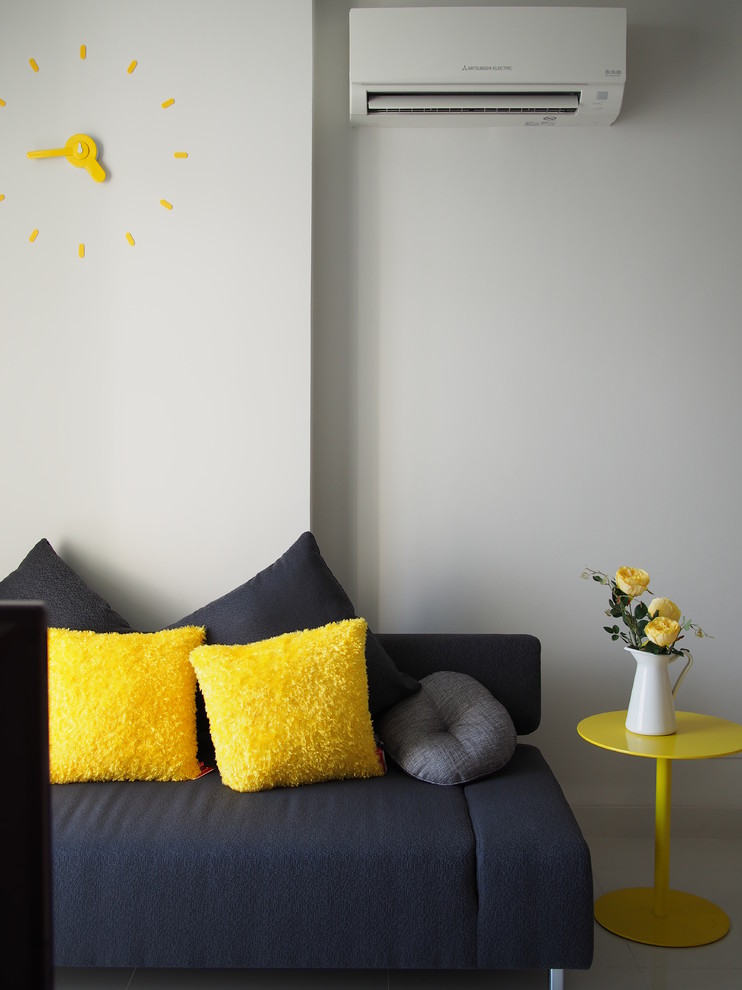 Idée de décoration pour une petite salle de séjour design fermée avec un mur gris, un téléviseur indépendant, un sol en carrelage de céramique et un sol beige.