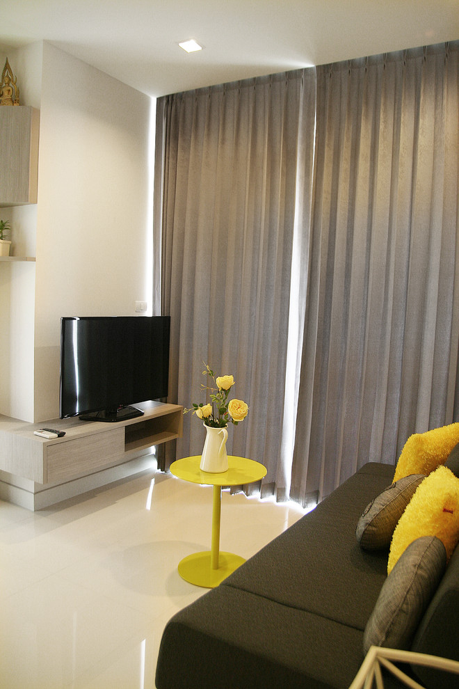 Стильный дизайн: маленькая изолированная гостиная комната в стиле неоклассика (современная классика) с серыми стенами, отдельно стоящим телевизором, полом из керамической плитки и бежевым полом для на участке и в саду - последний тренд
