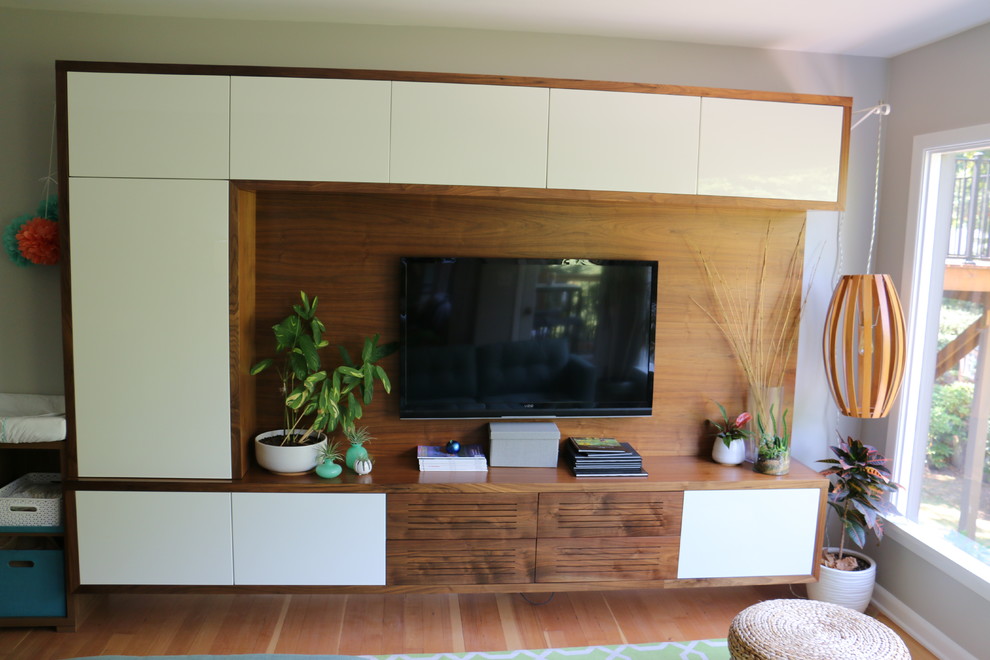 Mittelgroßes, Offenes Modernes Wohnzimmer mit grauer Wandfarbe, braunem Holzboden und TV-Wand in Portland