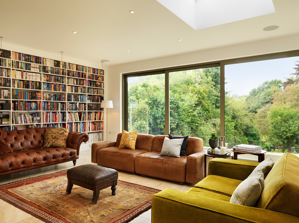 Diseño de sala de estar con biblioteca minimalista con paredes blancas