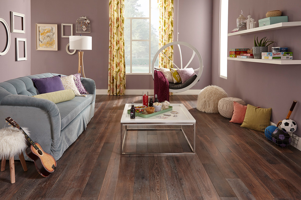 Diseño de sala de estar cerrada clásica con paredes púrpuras, suelo de madera en tonos medios y suelo marrón