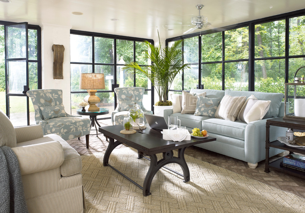 Стильный дизайн: маленькая гостиная комната в стиле лофт с кирпичным полом и синим диваном для на участке и в саду - последний тренд