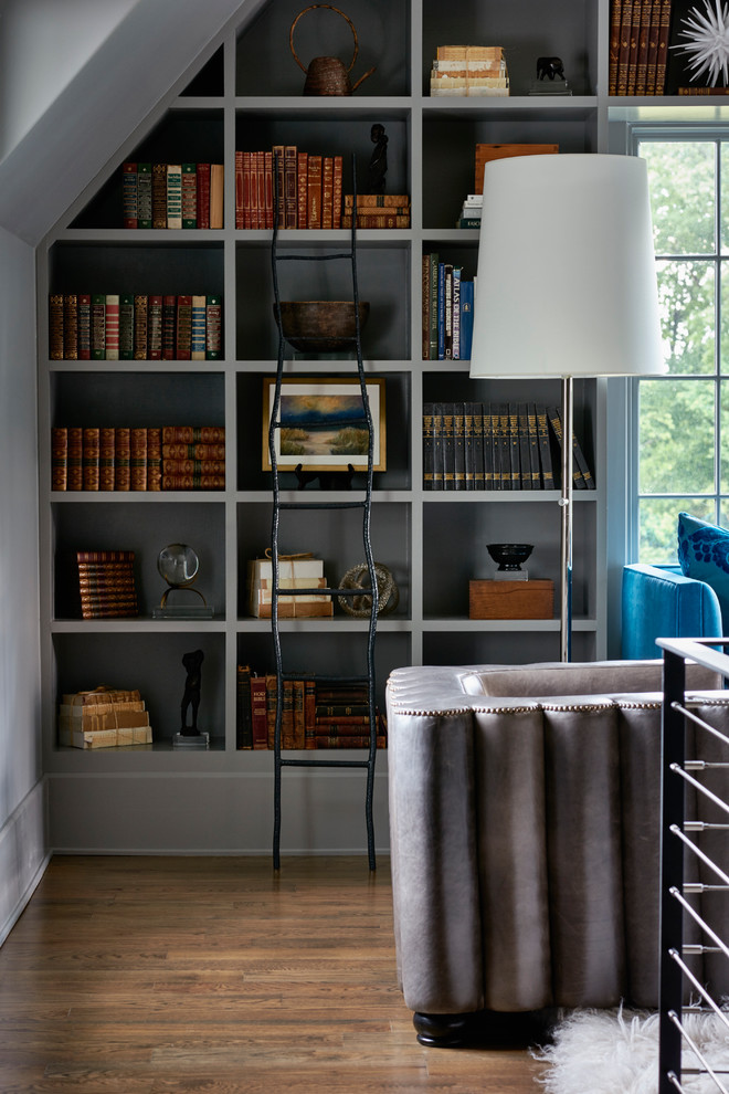 Идея дизайна: гостиная комната в стиле неоклассика (современная классика) с с книжными шкафами и полками и паркетным полом среднего тона