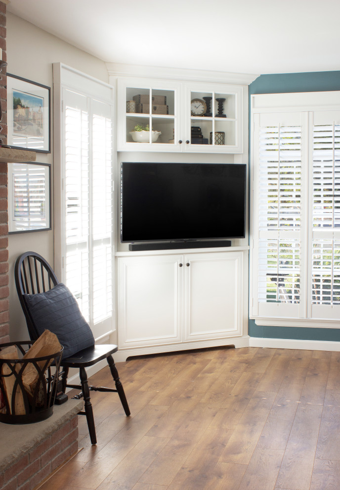 Esempio di un piccolo soggiorno classico aperto con pareti blu, pavimento in legno massello medio, porta TV ad angolo e pavimento marrone