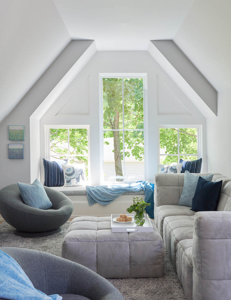 Foto di un soggiorno stile marinaro con pareti bianche, moquette e pavimento grigio