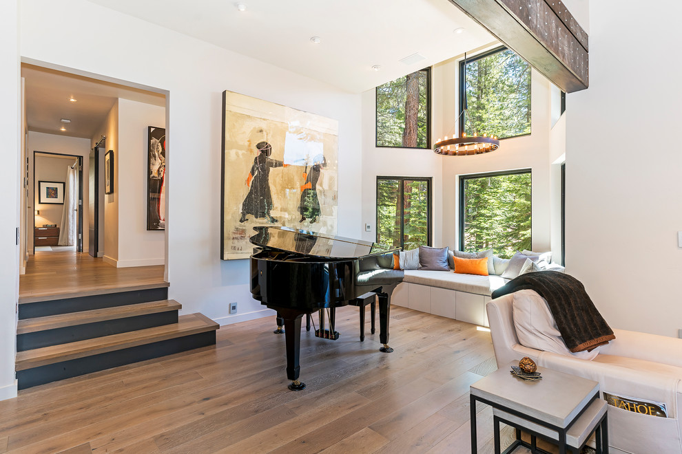 Mittelgroßes Modernes Wohnzimmer mit hellem Holzboden, Gaskamin, Multimediawand und grauem Boden in Sacramento