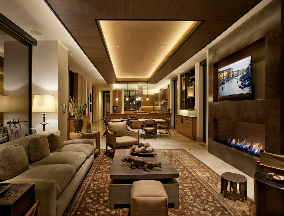 Diseño de sala de estar abierta contemporánea extra grande con paredes beige, chimenea lineal y televisor colgado en la pared