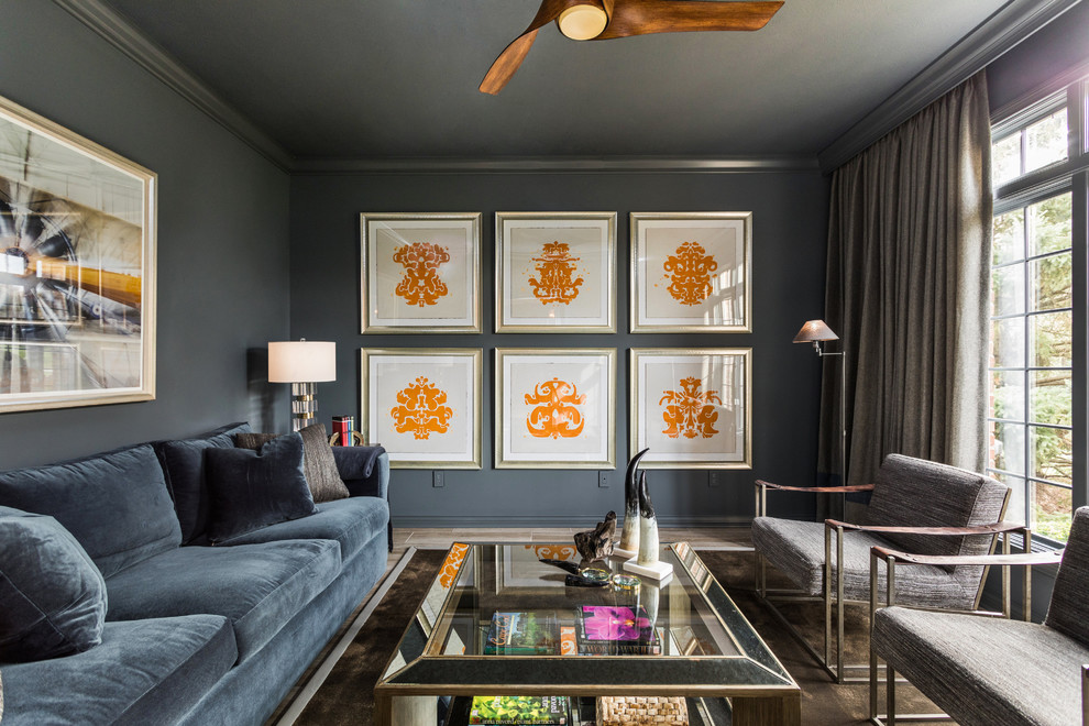 Imagen de sala de estar cerrada tradicional renovada de tamaño medio con paredes grises y suelo de madera clara