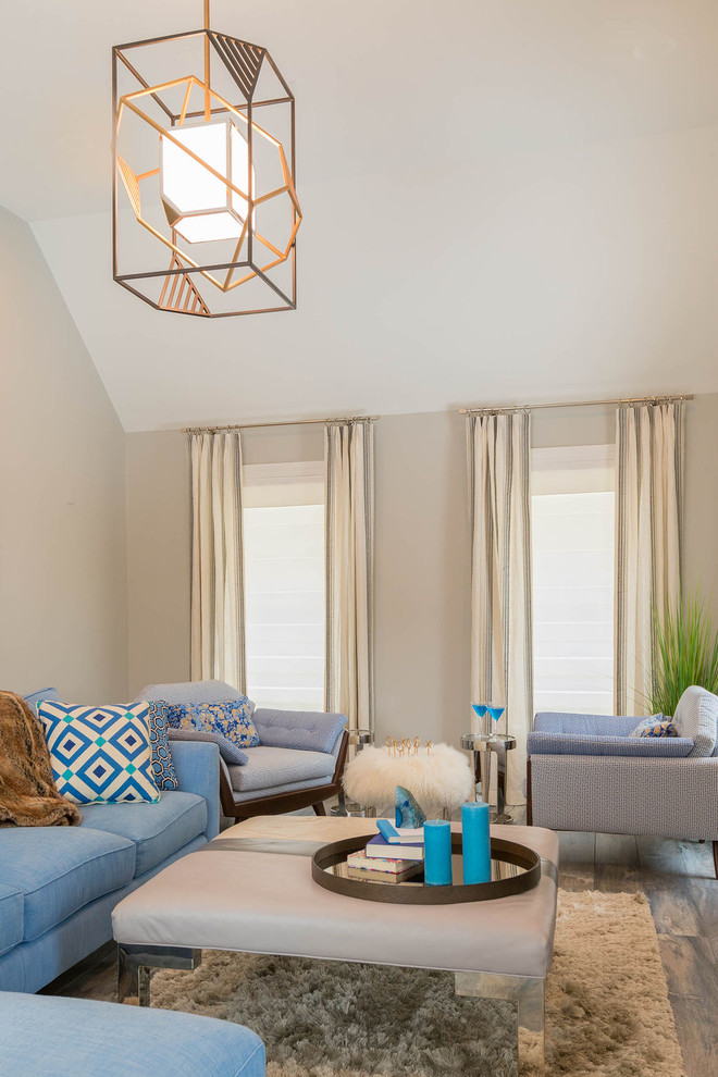 Идея дизайна: открытая гостиная комната среднего размера в стиле модернизм с серыми стенами, полом из керамогранита, стандартным камином, фасадом камина из камня, телевизором на стене и синим полом