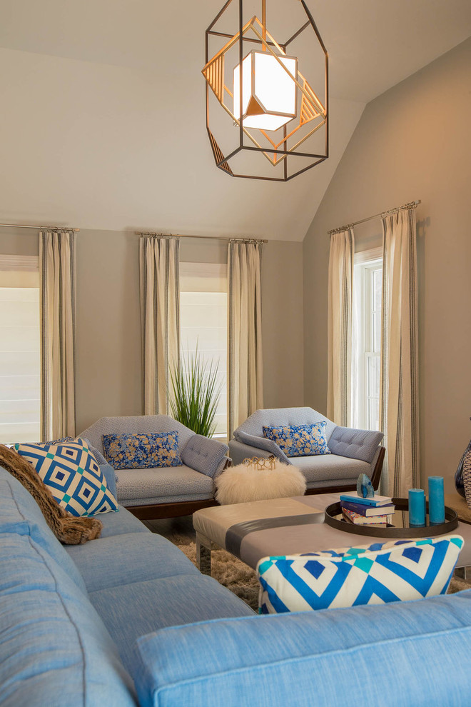 Réalisation d'une salle de séjour minimaliste de taille moyenne et ouverte avec un mur gris, un sol en carrelage de porcelaine, une cheminée standard, un manteau de cheminée en pierre, un téléviseur fixé au mur et un sol bleu.