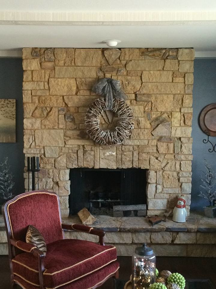 Foto de sala de estar rural grande con todas las chimeneas y marco de chimenea de piedra