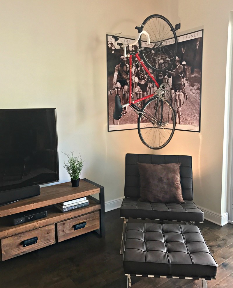 Ejemplo de sala de estar cerrada urbana de tamaño medio sin chimenea con paredes grises, suelo de madera oscura, suelo marrón y televisor independiente