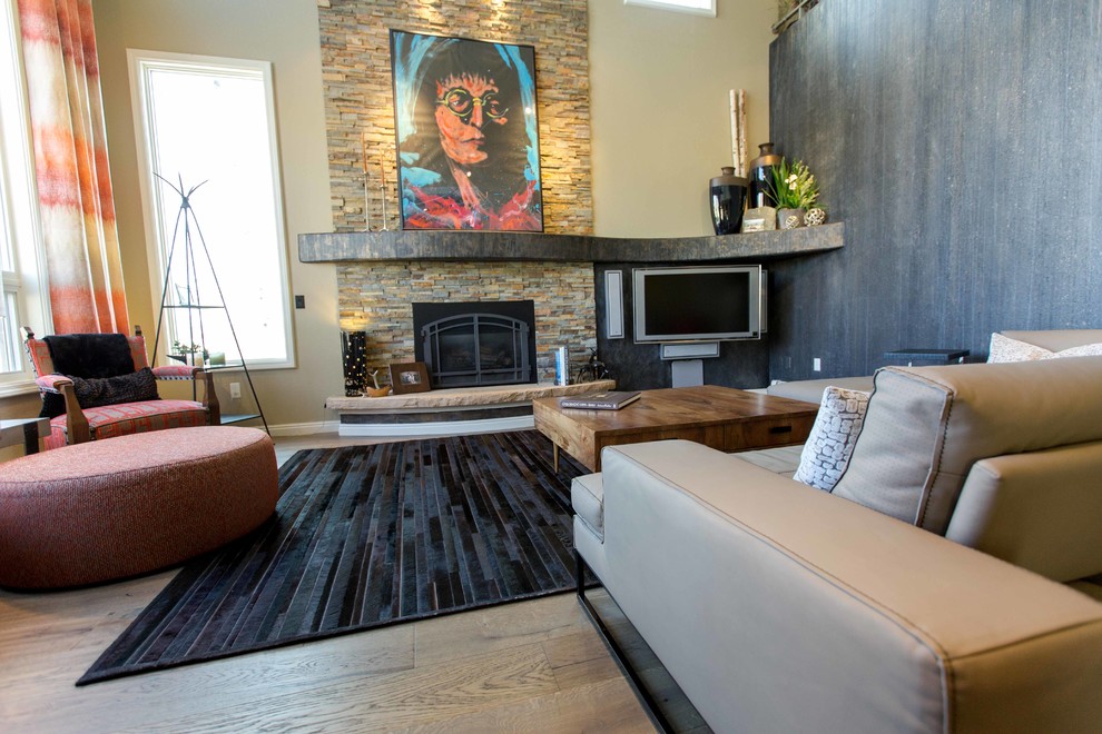 Esempio di un grande soggiorno design aperto con pareti nere, pavimento in legno massello medio e pavimento marrone