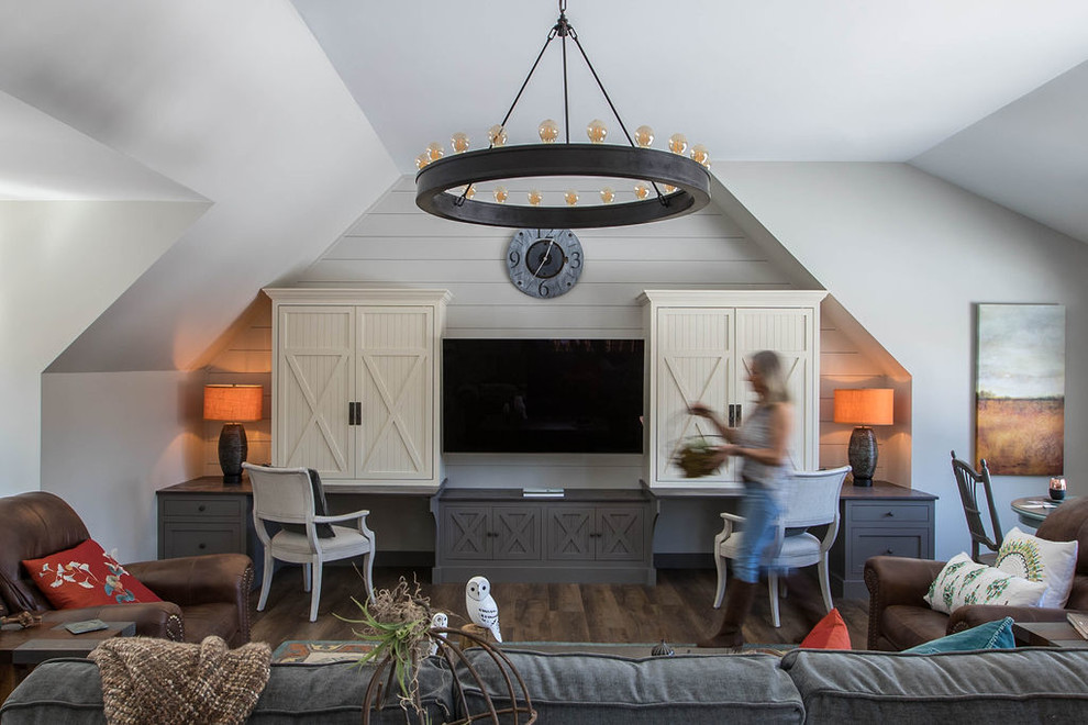 На фото: большая изолированная гостиная комната в стиле рустика с домашним баром, серыми стенами, полом из винила, телевизором на стене и коричневым полом без камина
