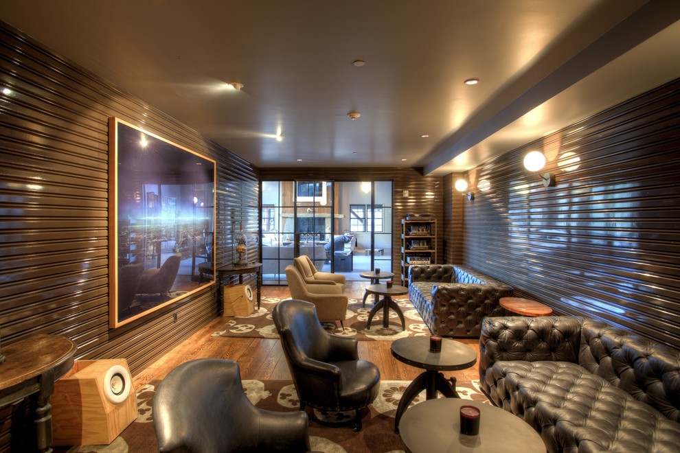Imagen de sala de estar abierta urbana con paredes marrones y suelo de madera en tonos medios