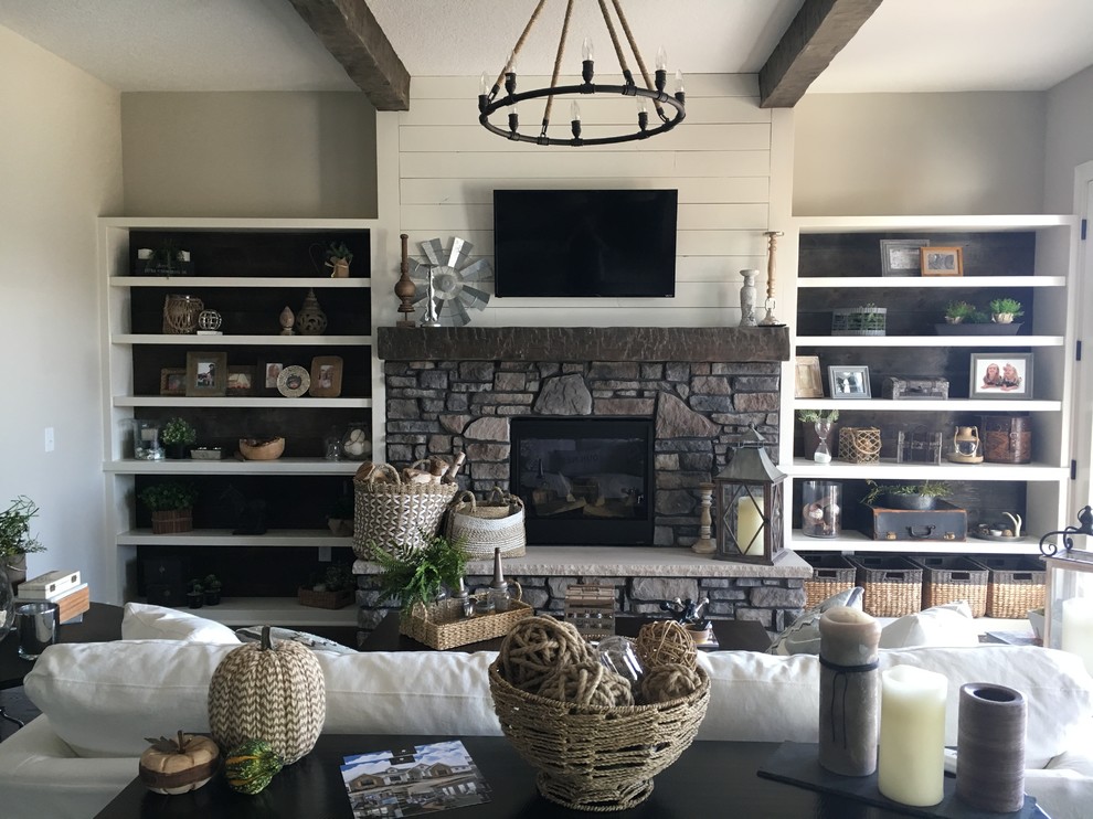 Foto de sala de estar abierta campestre con suelo vinílico, todas las chimeneas, marco de chimenea de piedra, televisor colgado en la pared y suelo marrón