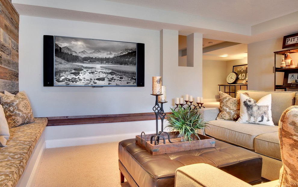 Modelo de sala de estar abierta urbana grande sin chimenea con paredes grises, moqueta, televisor colgado en la pared y suelo gris