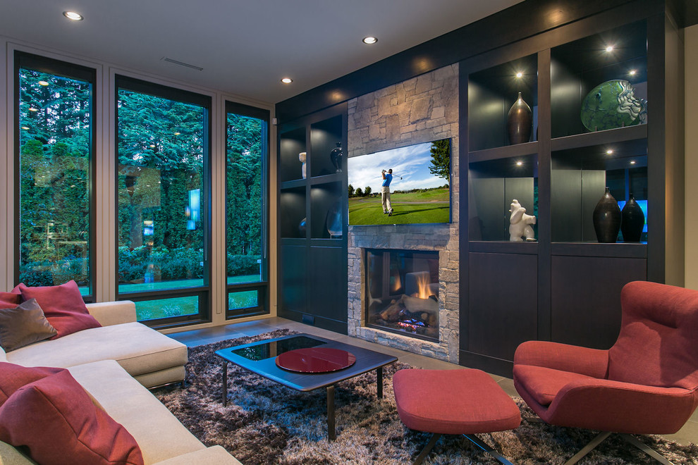 Стильный дизайн: изолированная гостиная комната среднего размера в современном стиле с серыми стенами, полом из сланца, стандартным камином, фасадом камина из камня и телевизором на стене - последний тренд
