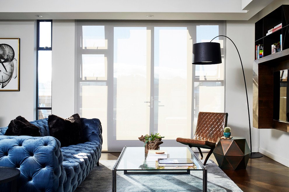 Inspiration pour une salle de séjour design avec un mur blanc, parquet foncé et un téléviseur encastré.