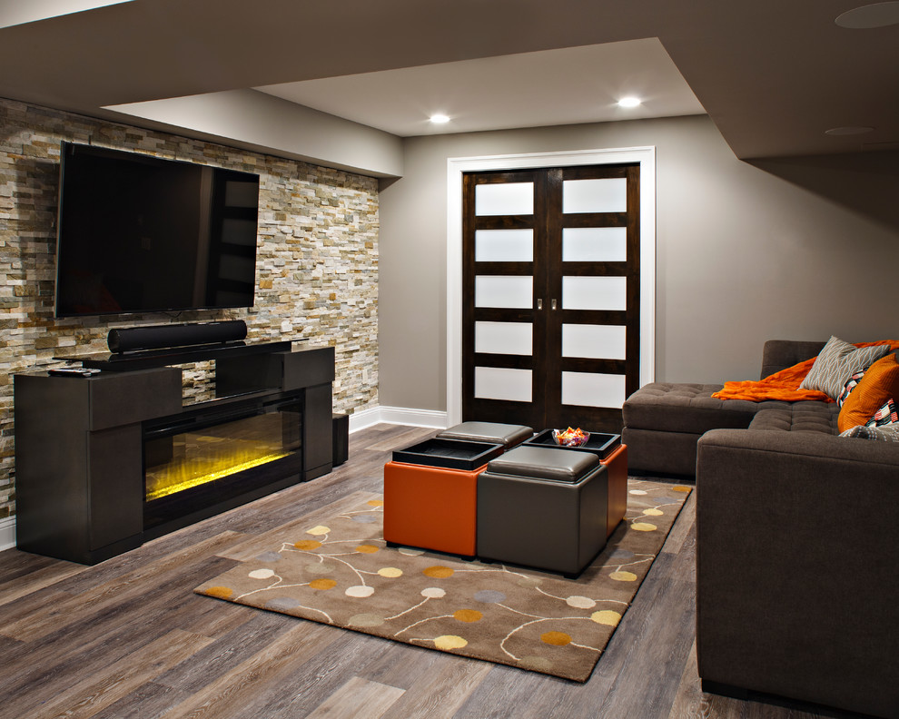 Aménagement d'une salle de séjour contemporaine de taille moyenne et ouverte avec un mur beige, un sol en bois brun, une cheminée standard, un téléviseur fixé au mur et un manteau de cheminée en pierre.