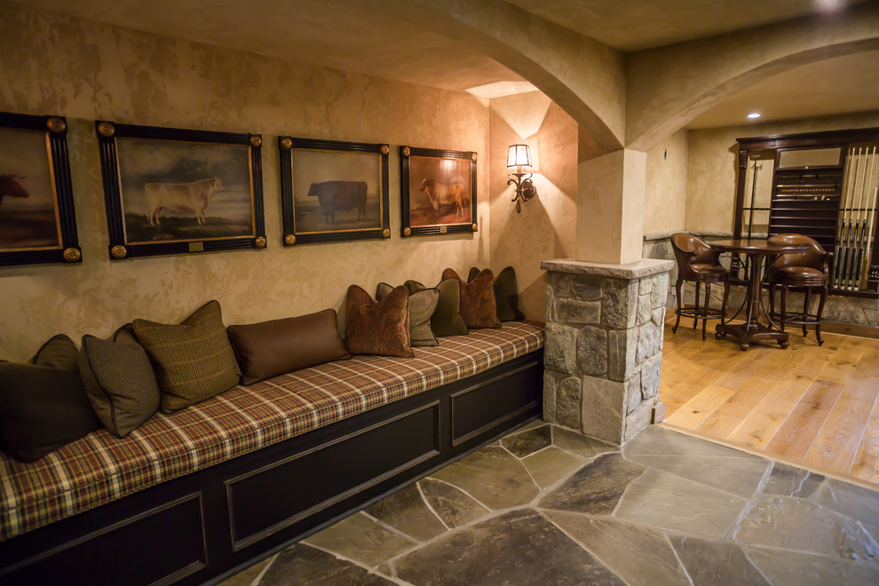 Foto di un grande soggiorno mediterraneo aperto con angolo bar, pareti beige, parquet chiaro, TV a parete e pavimento beige