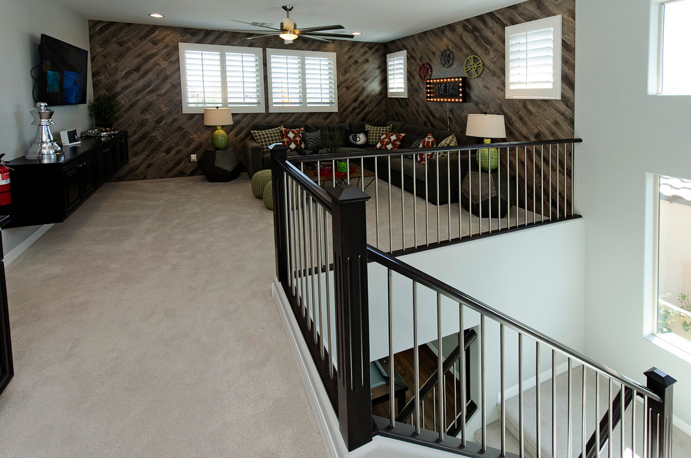 Exempel på ett mellanstort modernt allrum på loftet, med ett spelrum, grå väggar, heltäckningsmatta och en väggmonterad TV