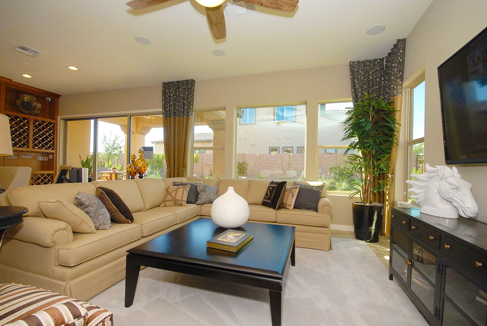Foto di un ampio soggiorno tradizionale aperto con pareti beige, camino sospeso, TV a parete e moquette