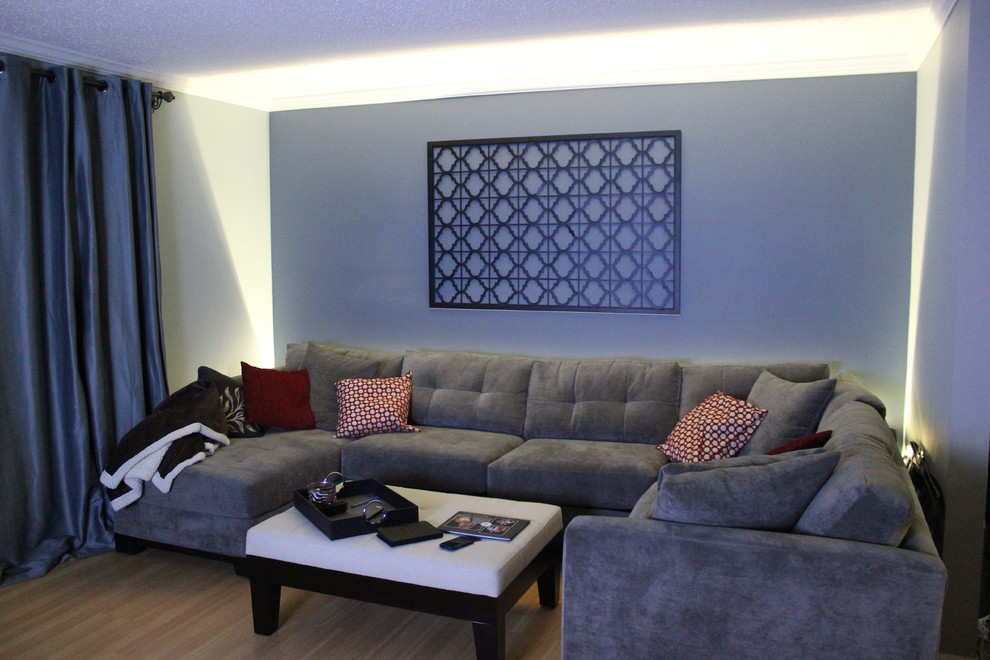 На фото: изолированная гостиная комната среднего размера в современном стиле с серыми стенами и светлым паркетным полом