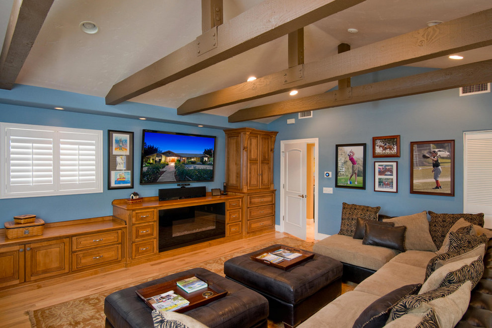 Свежая идея для дизайна: большая изолированная гостиная комната в стиле неоклассика (современная классика) с синими стенами, светлым паркетным полом и телевизором на стене - отличное фото интерьера