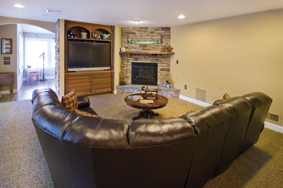 Ejemplo de sala de estar abierta tradicional de tamaño medio con paredes beige, moqueta, todas las chimeneas, marco de chimenea de piedra y pared multimedia