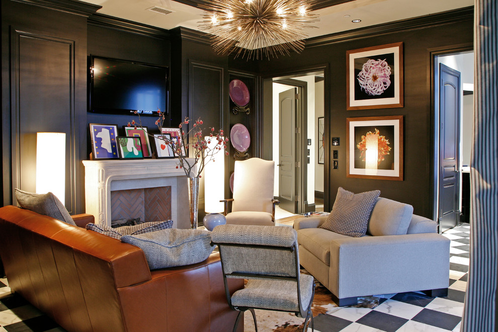 На фото: гостиная комната в стиле фьюжн с черными стенами