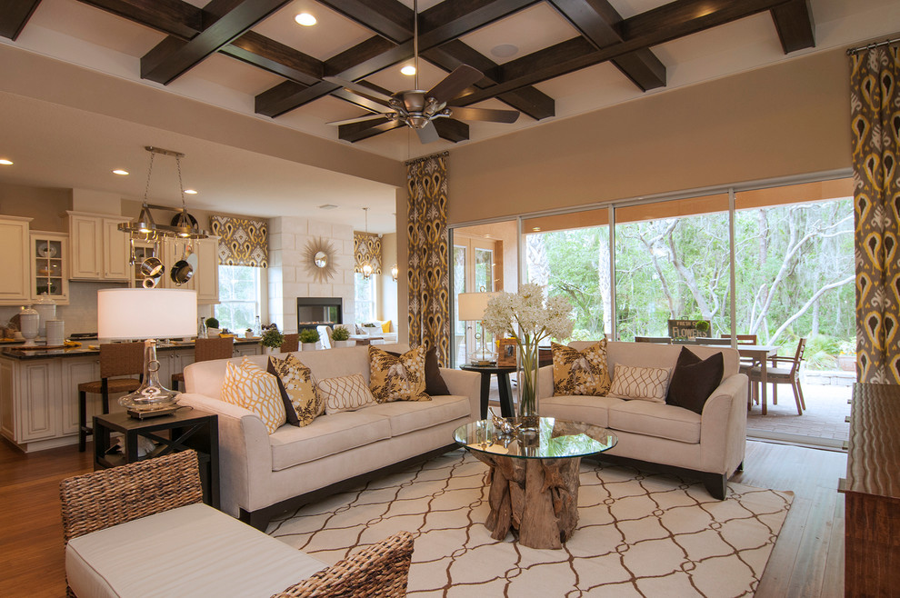 Foto di un soggiorno classico aperto con pareti beige, pavimento in legno massello medio, travi a vista, tappeto e pavimento marrone